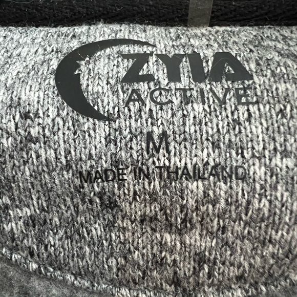 ZYIA Active Medium long sleeve quilted zip up red & gray performance jacket - Picture 4 of 5